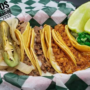 Mini tacos de Asada y Pastor con Queso blanco derretido