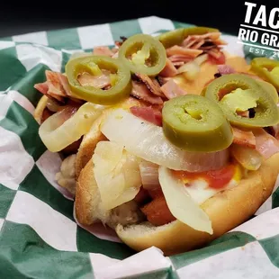 Ven y prueba nuestros Hotdogs estilo TRG: pan, frijoles,salchicha,mayonesa,mostaza,ketchup,cebolla asada,jamon asado y jalapeños!