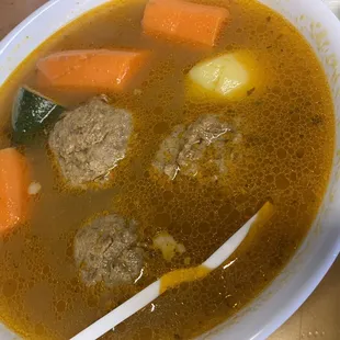 Caldo de albóndigas