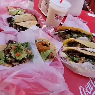 3 Quesatacos
 1 asada 
 1 TRIPA (best)
 1 Mulita
 1 agua de Platano
 1 coke