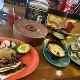 Queso fundido con rajas, plato taco de tripas y carne de res