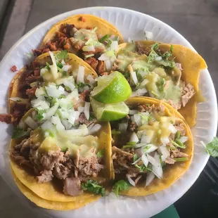 5 tacos - 2 al pastor, 1 carnitas, 2 buche