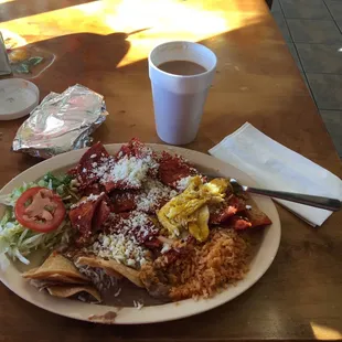 Chilaquiles rojos con huevo y un champurrado delicioso.