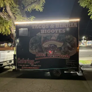 Tacos los bigotes let's see what's the hype about!