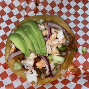 Tostada de camarones