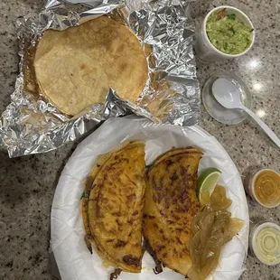 Birria tacos, guacamole