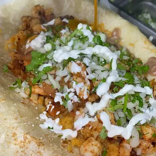 Cheesy shrimp Burrito 
With cheese and sour cream 
Burrito Al gobernador