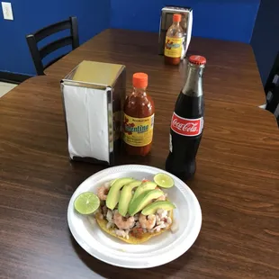 Ceviche y camarón. Tostadas