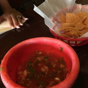 Super crunchy not too thin not too thick like the perfect Latina wife. Salsa taste fresh like mom makes super chilled and tasteful.