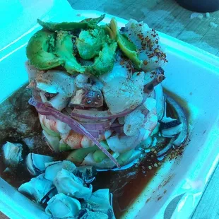 La famosa tostada guasaveña con caracol por un lado