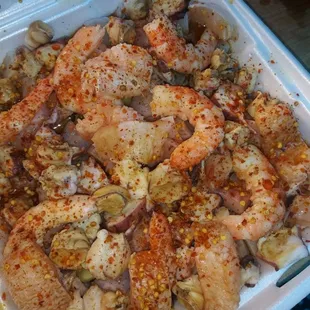 Botana Sinaloense
(Pescado en Aguachile, Camaron en aguachile, camaron cocido, pulpo, callo de hacha, caracol burro, cebolla, pepino)