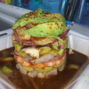 La torre Guasaveña
(Pescado en aguachile, camaron cocido, camaron aguachile, pulpo, calli de Hacha, cebolla mirada, pepino y aguacate)