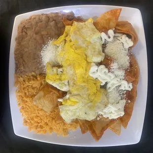 Chilaquiles Verdes y Rojos con Huevos