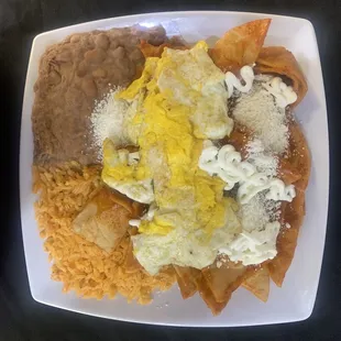 Chilaquiles Verdes y Rojos con Huevos
