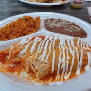 Chicken Enchiladas with a lil bit of rice &amp; beans. Son muy codos aki y no vuelo por la comida k te dan muy tibia!