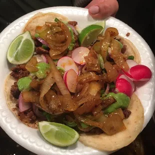 Tacos al pastor con cebollitas asitronadas, guacamole picoso y limon!  Al pastor tacos with grilled onions, spicy guacamole and lime!