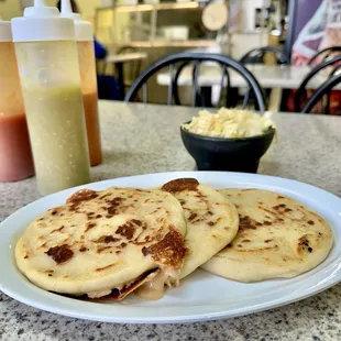 Frijoles con Queso Pupusa