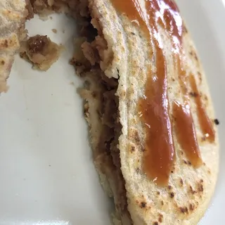 Frijoles con Queso Pupusa