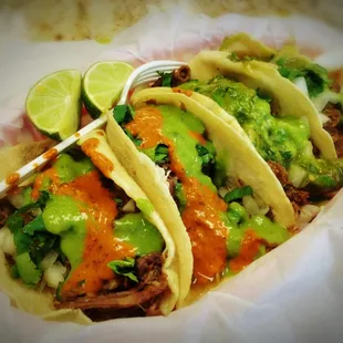 Dos Tacos de Barbacoa y dos Tacos de tripa.