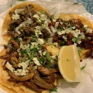 Asada, chorizo, abodabo tacos