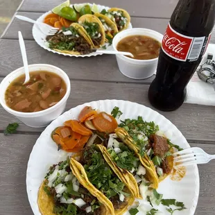 4 taquitos con frijoles charros.