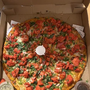 Very bland chicken tikka pizza with overcooked/rotten chicken pieces
