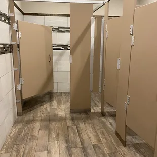 4 stalls