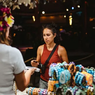Tahitian Treasures guest contemplating a purchase