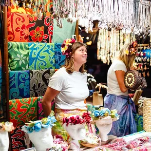 Tahitian Treasures sales associate