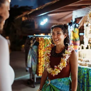 Tahitian Treasures employee with customer