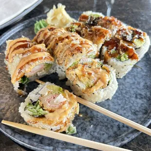 2x big piece of sushi! Left: crab crunch roll (cooked), right: salmon skin roll (cooked)