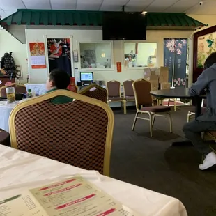 the inside of a chinese restaurant