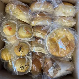 sweet bun pastries, crispy cakes, rice cake, sweet rice, cakes and best of all the buns.