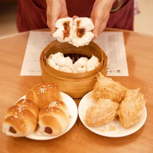From center to clockwise: char siu (or pork) buns (also known locally as manapua), taro gok (or taro puff) &amp; hot dog buns