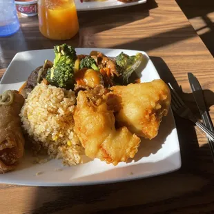 Lunch special extra spicy beef and broccoli and garlic fried chicken