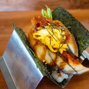 Una Tama Hand Roll