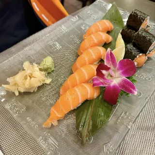 4. Lunch Salmon Sushi