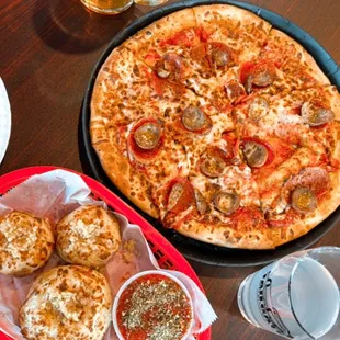 Garlic knockers, sausage and pepperoni medium pizza, lemon lavender seltzer and a wheat beer