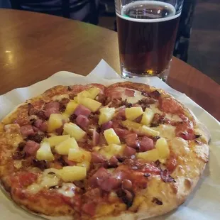 Personal pizza Hawaiian style with ham, bacon and pineapple