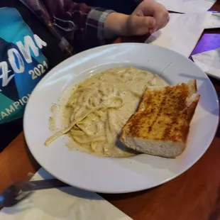 Alfredo pasta and garlic bread.