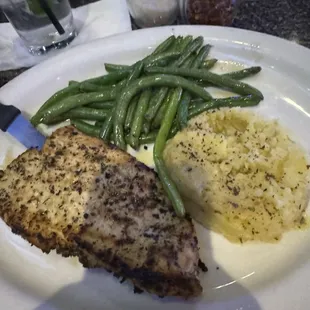 Healthy eats! Grilled chicken breast, seasonal vegetables (green beans) and mashed potatoes! Super yum!