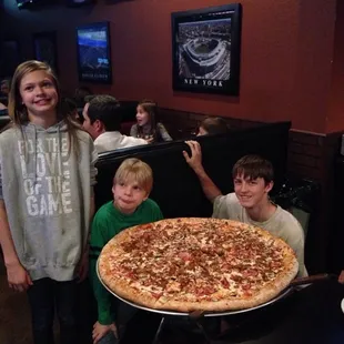 The massive size of the pizza!!