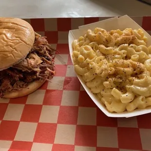 Pulled pork with mac