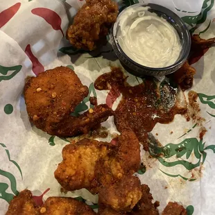 Burnt boneless wing and shrimp noone in the restaurant... I understand if it was busy but come on