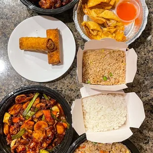 Orange chicken (top), Garlic Chicken (bottom) @restaurant_aholic