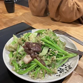 Preserved pork stir fried cauliflower