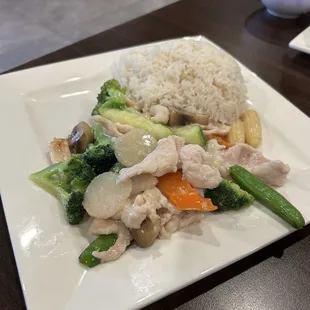 Chicken &amp; Vegetables with White Sauce