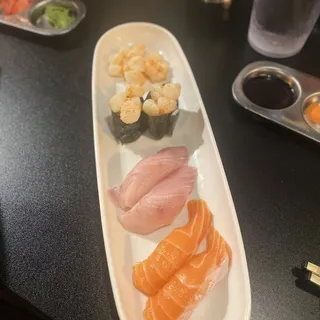 2 Pieces Scallop Sushi