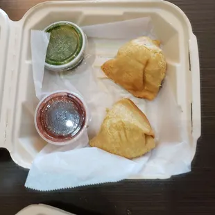 Samosa with sauces