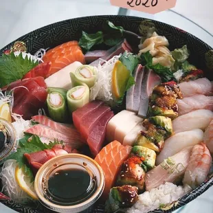 a bowl of sushi with a note on it